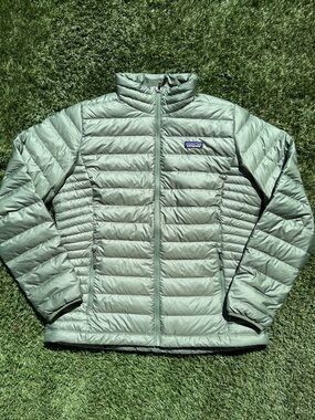Patagonia down sweater puffer Jacket in Sage hemlock green.